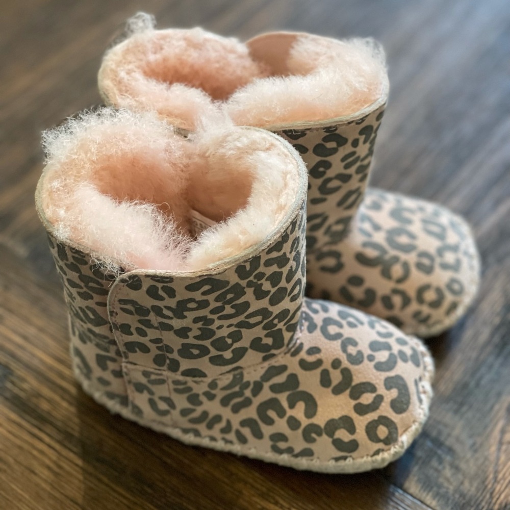 Baby girl (2/3) cheetah Uggs